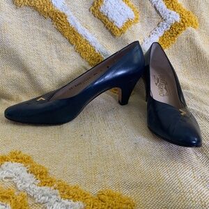 Salvatore Ferragamo Navy W/Gold Signature Pumps SIZE 8 Vintage 80's